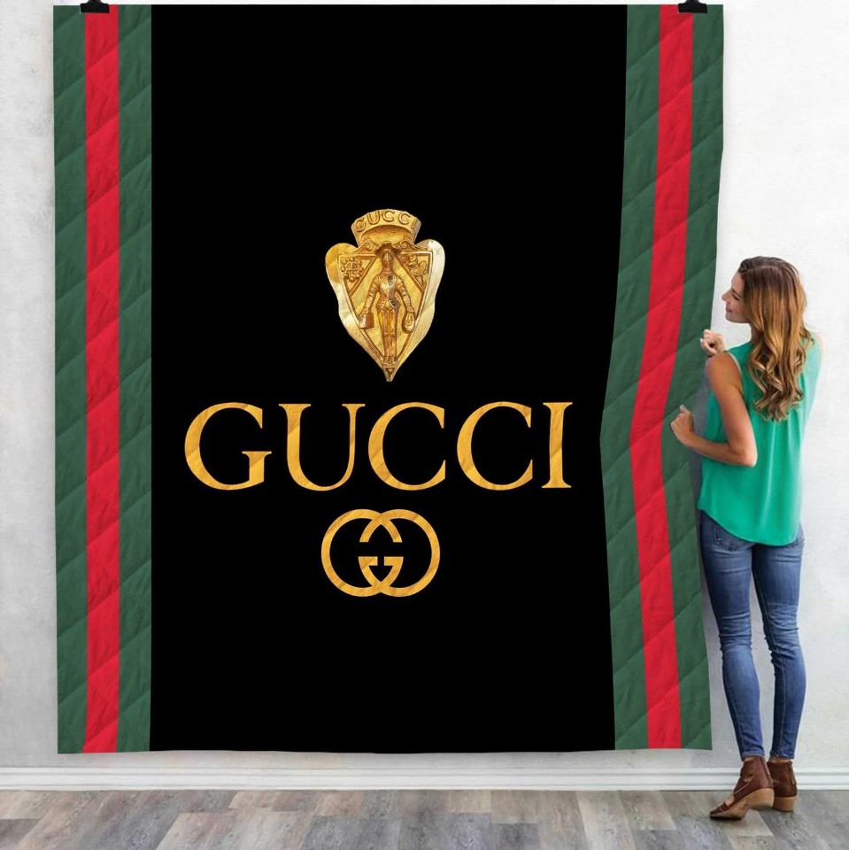Gucci-Black-Fashion-Luxury-Brand-Premium-Logo-Blanket-Fleece-Home-Decor.jpg