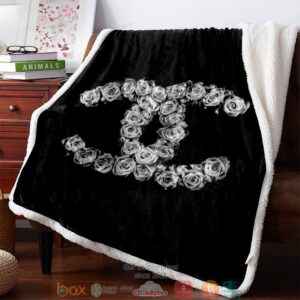 Gucci Roses Logo Pattern Black Fleece Blanket