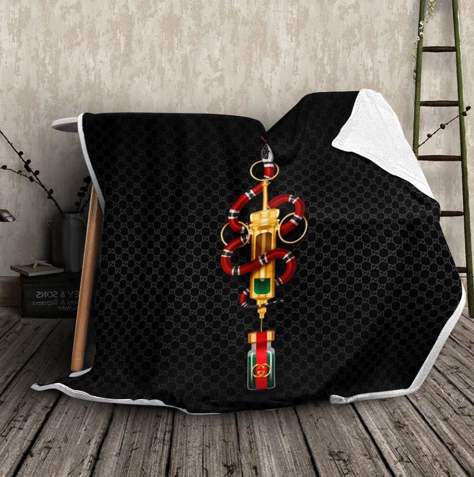 Gucci-Snake-Black-Fashion-Logo-Luxury-Brand-Blanket-Fleece-Home-Decor.jpg