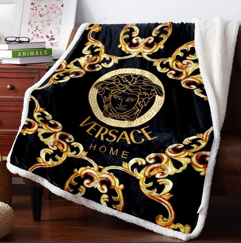 Versace-Black-Golden-Fashion-Luxury-Brand-Premium-Blanket-Fleece-Home-Decor.jpg